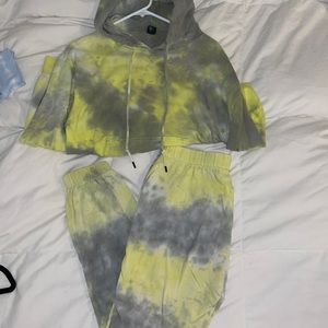 TIE DIE SET. XS TOP. M BOTTOM.